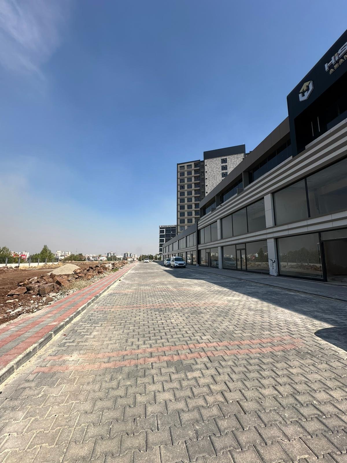 ARAŞTIRMA HASTANESİ YANINDA AY YAPI OFFICE ALTINDA SATILIK YATIRIMLIK DÜKKAN!